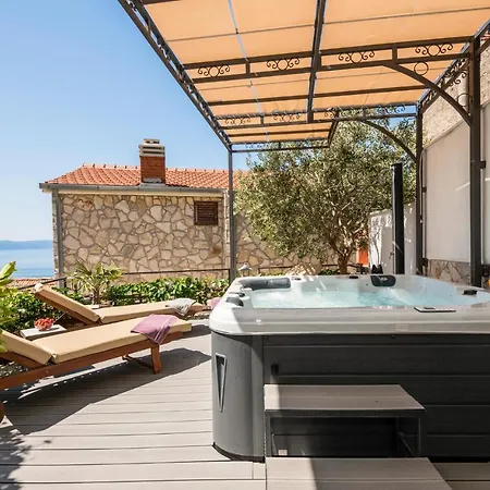 Nice In With Heated Swimming Pool
