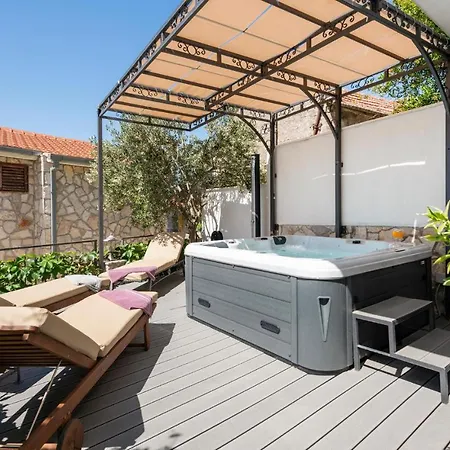 Nice In With Heated Swimming Pool * Makarska