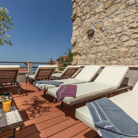 Nice In With Heated Swimming Pool Makarska