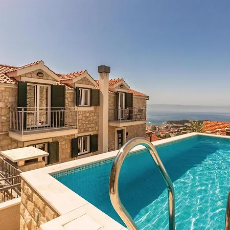 Nice In With Heated Swimming Pool Makarska